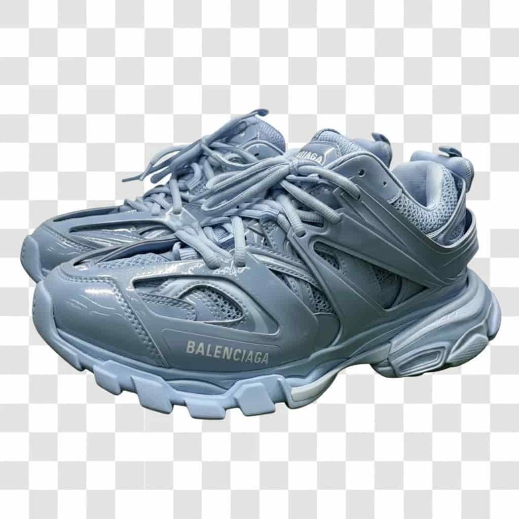 El césped eliminado, solo los zapatos Balenciaga.